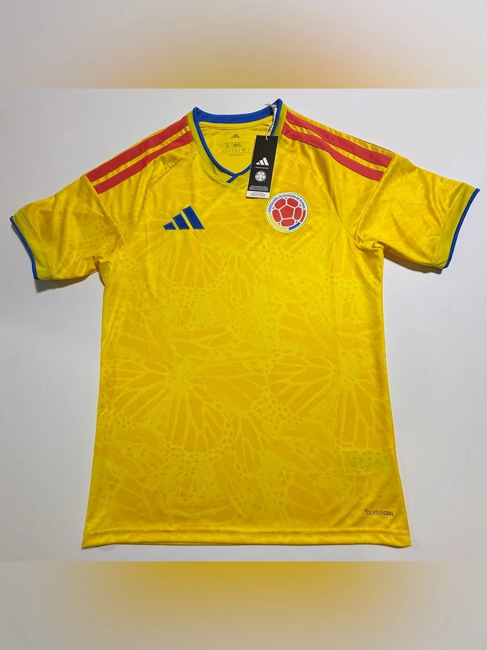 adidas men’s Yellow Colombia Soccer Jersey with Red Stripes size Small.